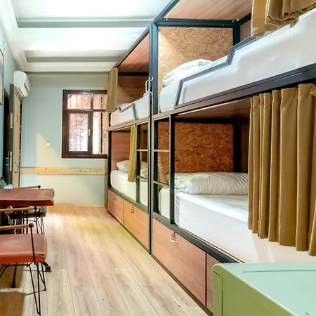 Yolo Hostel *