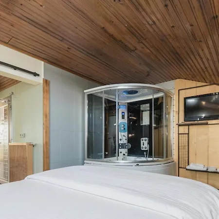 Yolo Hostel *