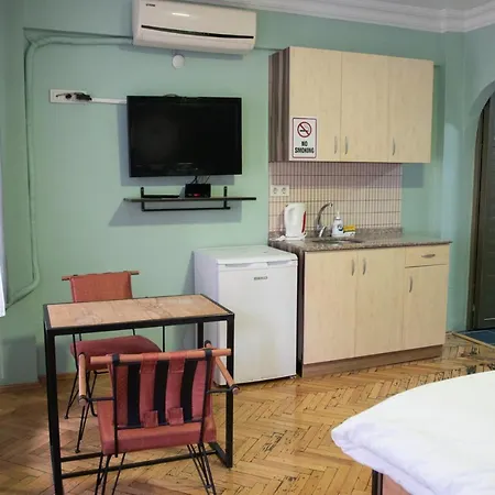 Yolo Hostel *