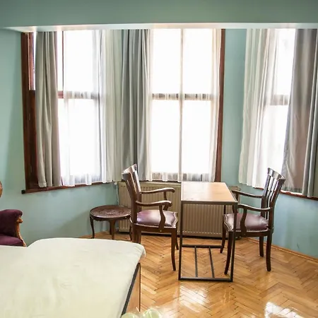Yolo Hostel *